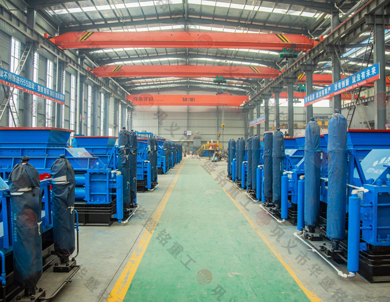 處理建筑廢料用什么設備？破碎紅磚用雙齒輥破碎機好嗎？